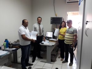 Pessoas de pé