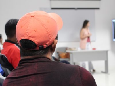 Foto de um homem assistindo uma palestra