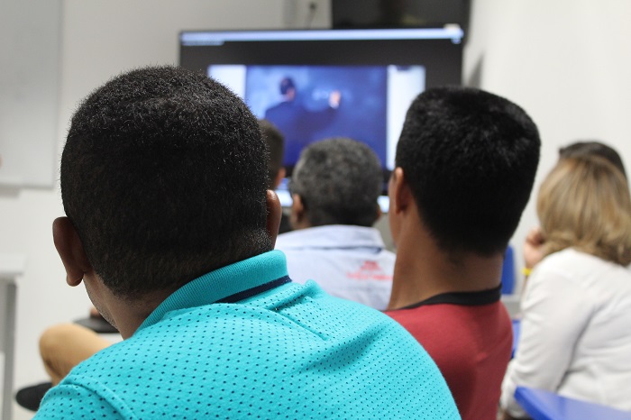 Foto de homens assistindo as aulas do projeto Reeducar 