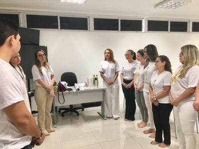 PESSOAS EM PÉ