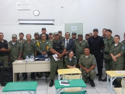 Pessoas de pé sorrindo
