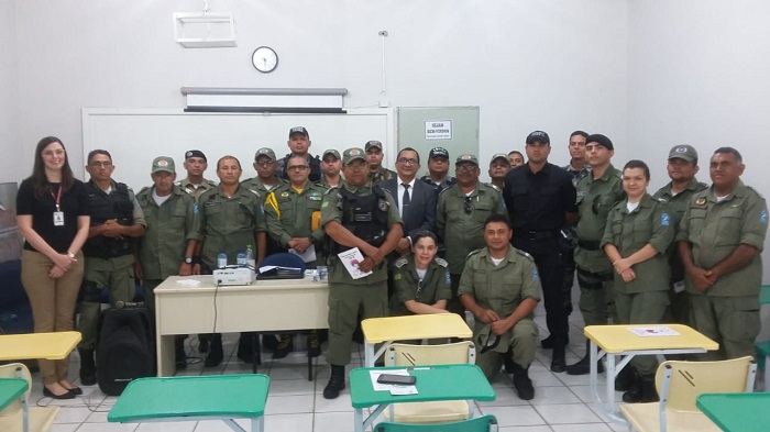 Pessoas de pé sorrindo