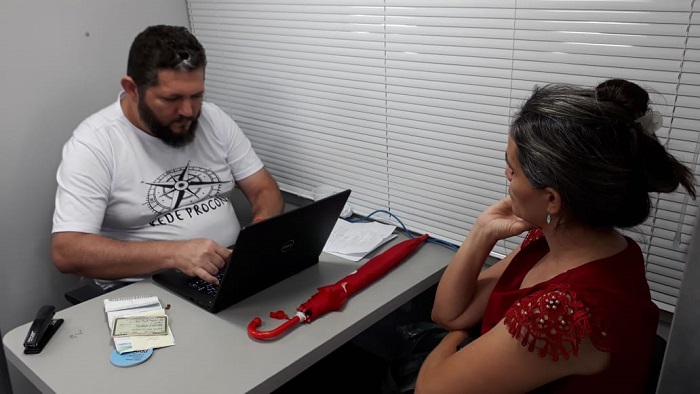 Duas pessoas sentadas uma de frente para outra durante atendimento do Procon 