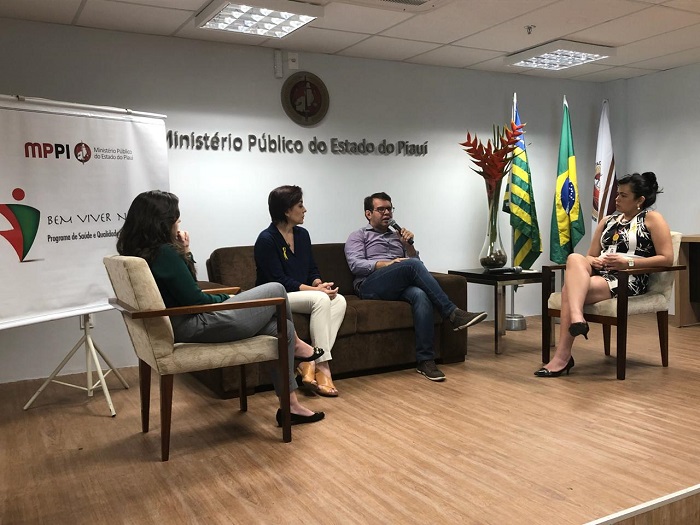 Pessoas sentadas em um sofá e cadeiras 