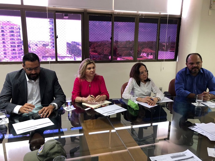 Pessoas sentadas em volta de uma mesa 