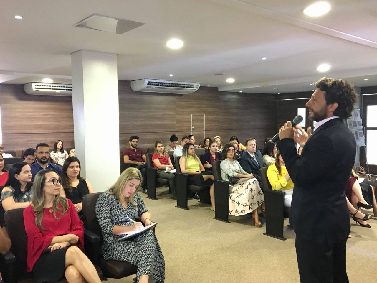 Pessoas sentadas em auditório 
