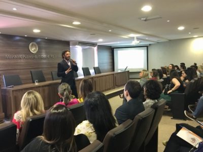 Pessoas sentadas em auditório