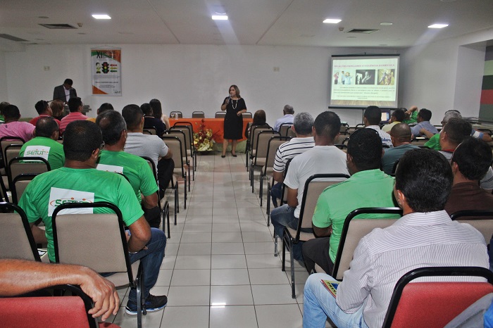 Pessoas sentadas em auditório 