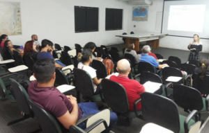 Promotora de Justiça ministrando palestra