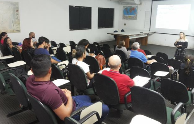 Promotora de Justiça ministrando palestra