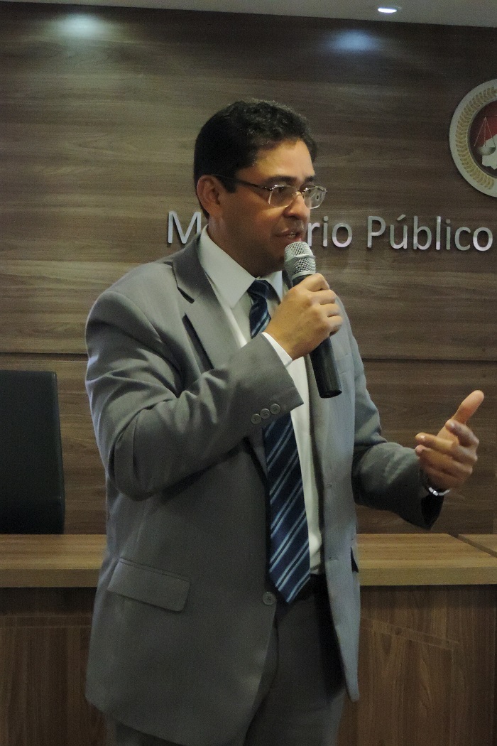 pessoas em pé