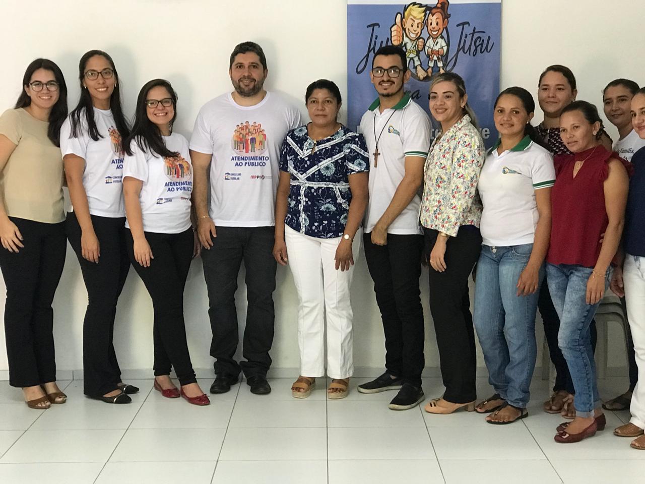 Pessoas de pé e sorrindo 