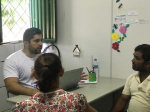 Pessoas sentadas e conversando