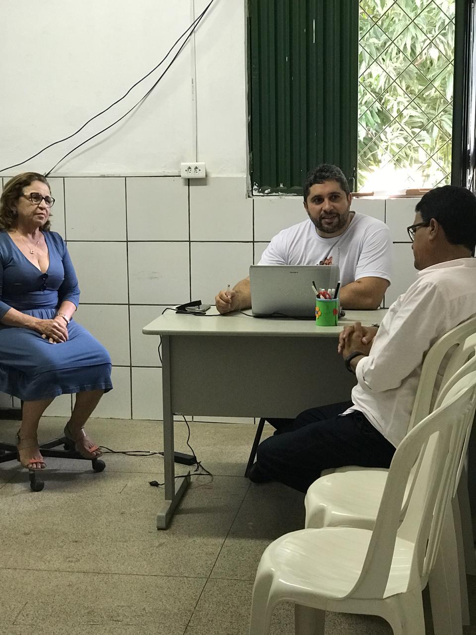 Pessoas sentadas em volta de uma mesa 