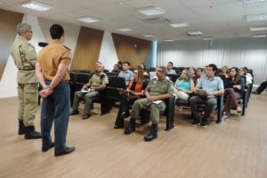 Pessoas sentadas em auditório