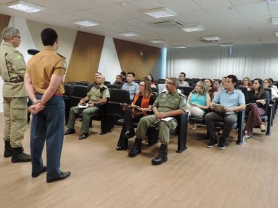 Pessoas sentadas em auditório
