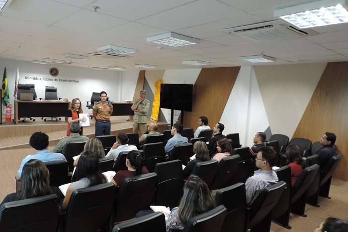 Pessoas sentadas em auditório 
