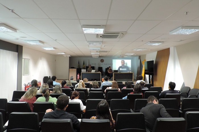 Pessoas sentadas em auditório 