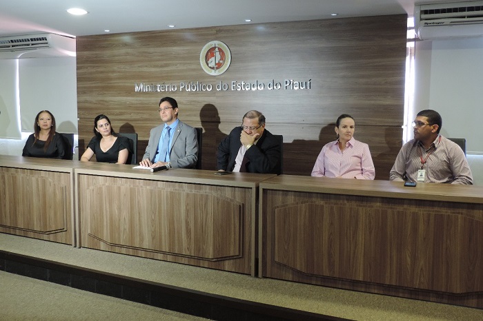 Pessoas sentadas em volta de uma mesa 