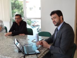 Duas pessoas sentadas em volta de uma mesa