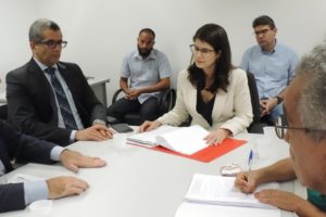 Pessoas sentadas em volta de uma mesa