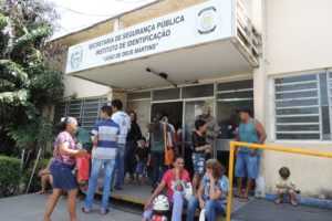 Fotos de fachada do Instituto com pessoas sentadas e entrando no local
