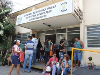 Fotos de fachada do Instituto com pessoas sentadas e entrando no local