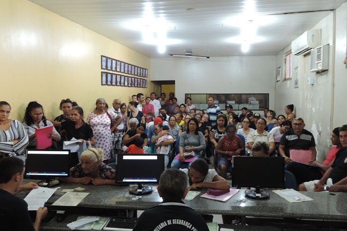 Pessoas sentadas esperando atendimento no Instituto de Identificação do Piauí 