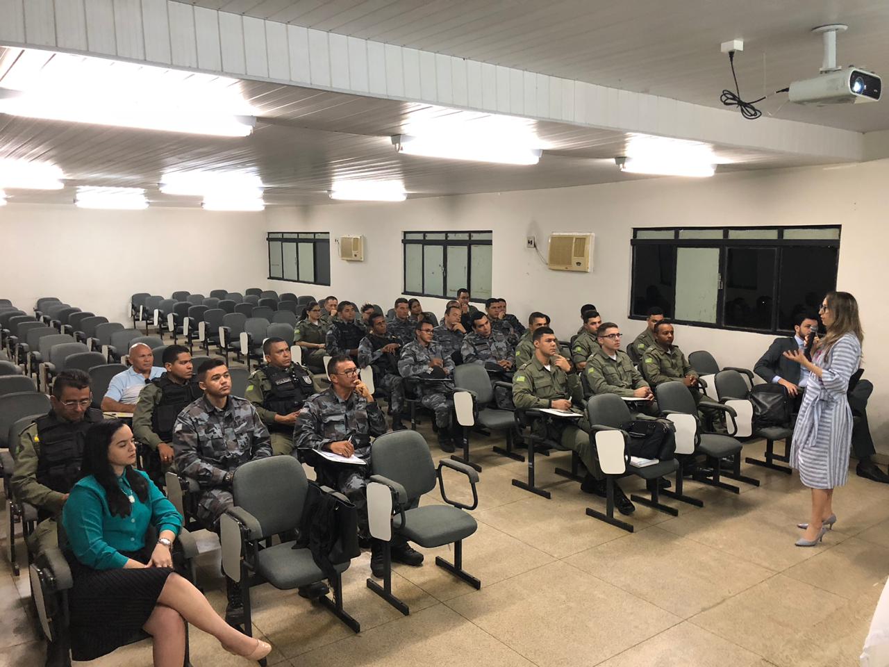 Promotora de Justiça Cléia Fernandes em capacitação.