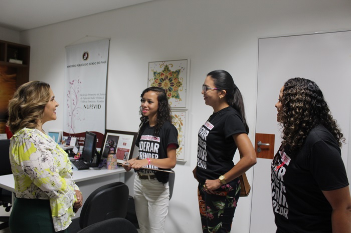 Mulheres de pé de frente umas para as outras conversando 