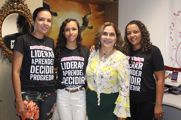 Mulheres de pé sorrindo 