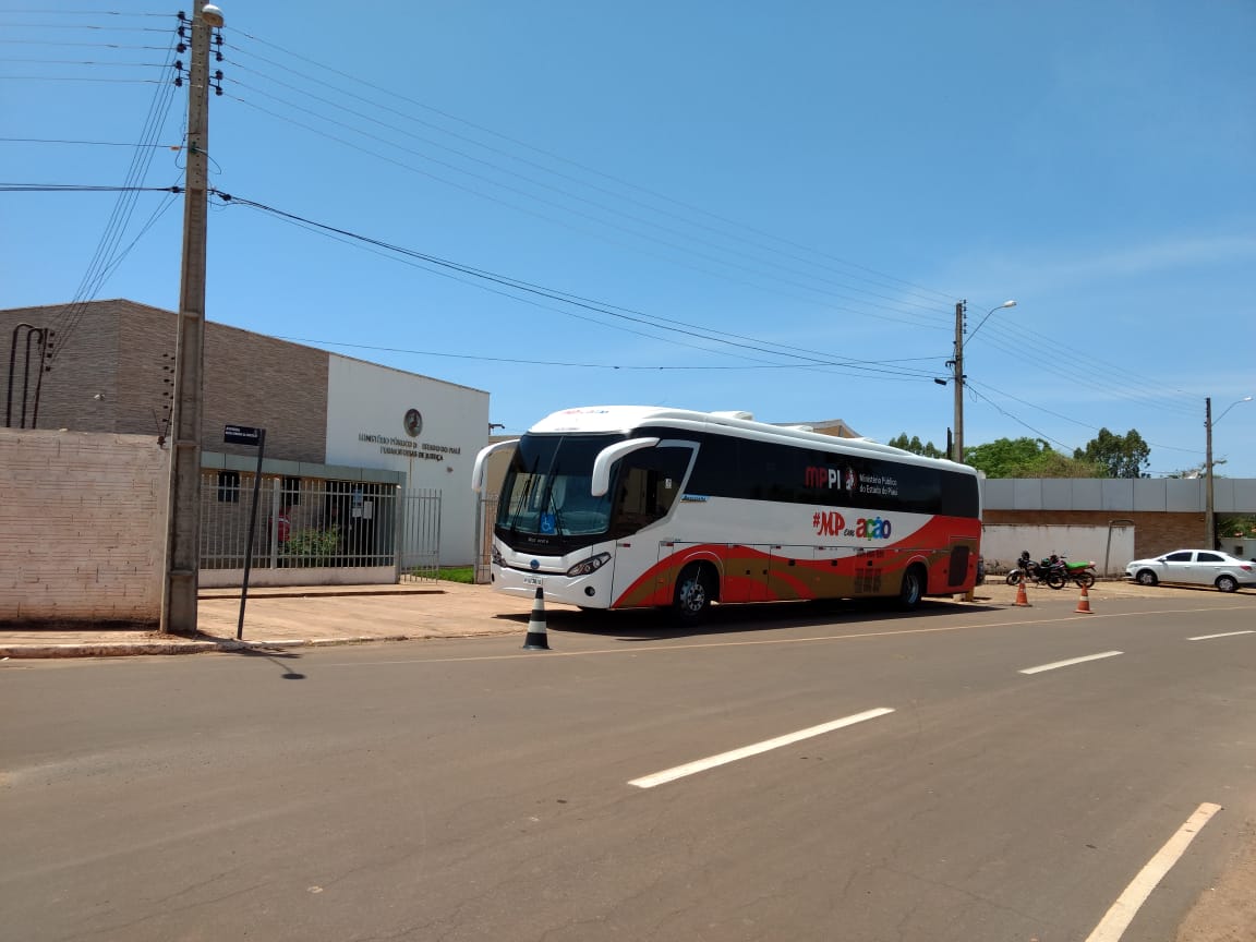 Foto do ônibus do Procon na frente da Promotoria de Justiça de Corrente 