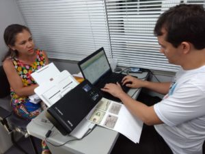 Pessoas de pé sorrindo