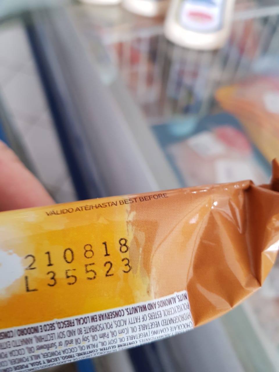 Pessoa segurando um produto 