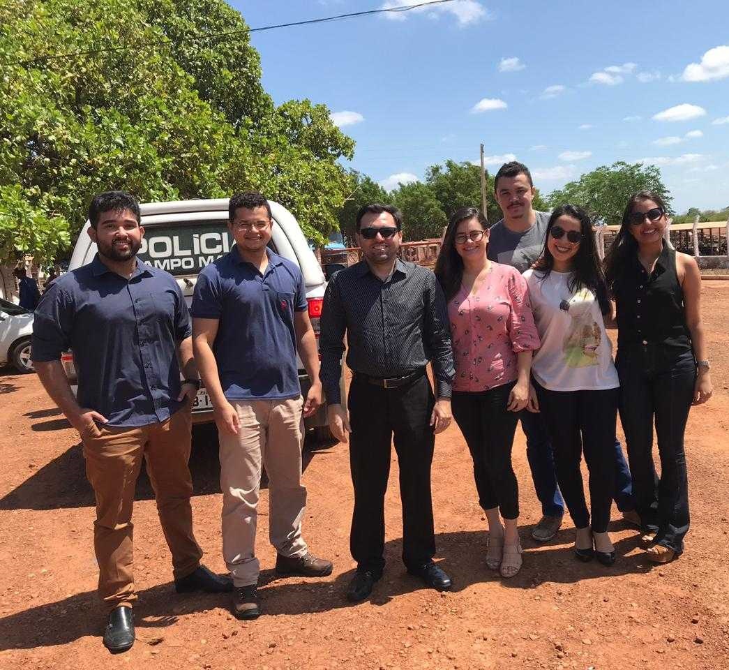 Pessoas de pé sorrindo 