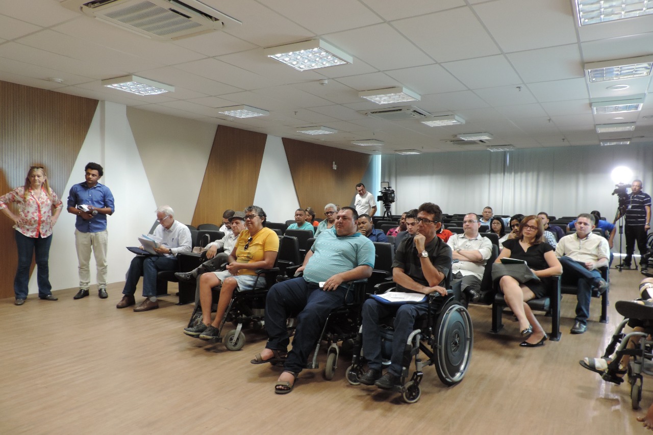 Pessoas sentadas em um auditório 
