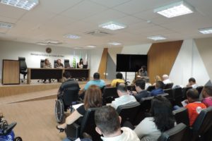 Pessoas sentadas em auditório