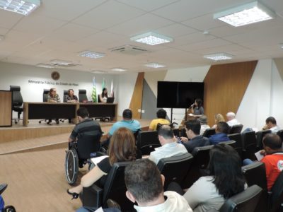 Pessoas sentadas em auditório