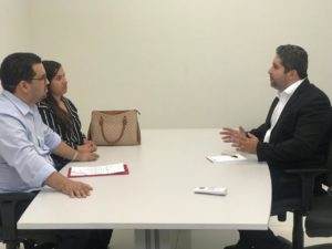 Promotor de Justiça em reunião com advogados