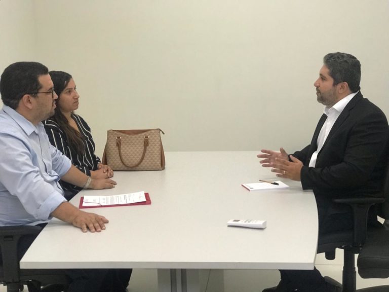 Promotor de Justiça em reunião com advogados