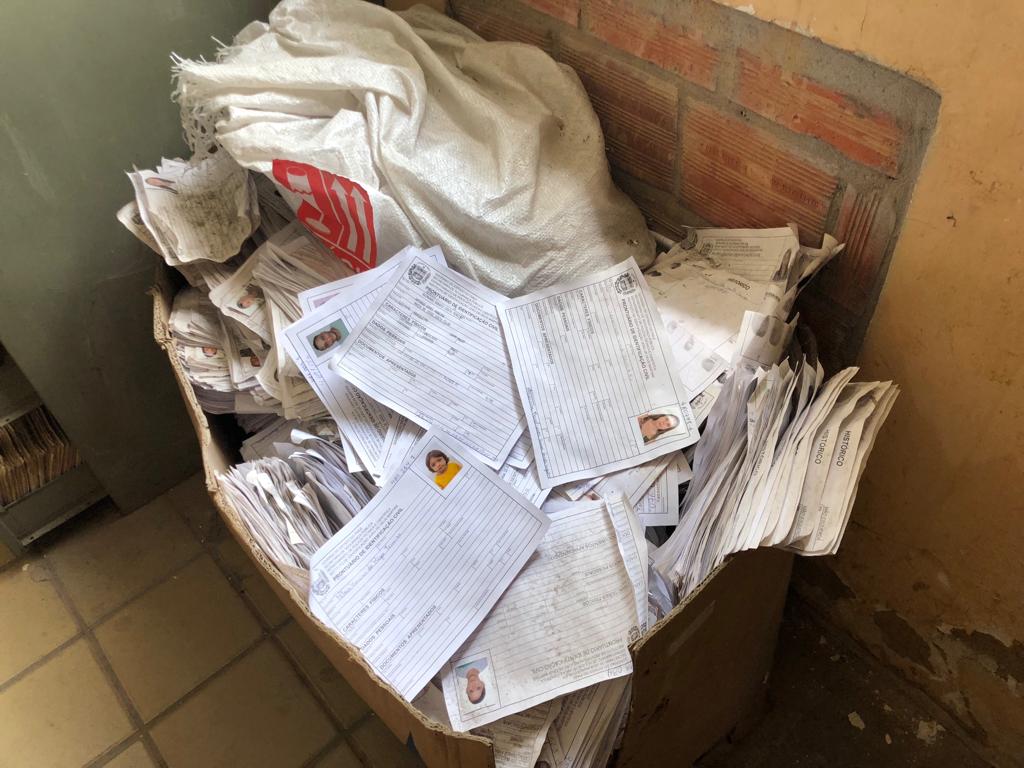 Documentos colocado em uma caixa 