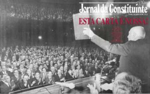 Capa do Jornal da Constituinte com Ulysses Guimarães segurando a Constituição Federal de 1988 após sua promulgação.