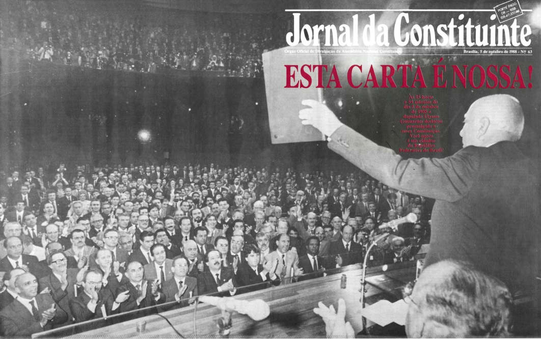 Capa do Jornal da Constituinte com Ulysses Guimarães segurando a Constituição Federal de 1988 após sua promulgação. 