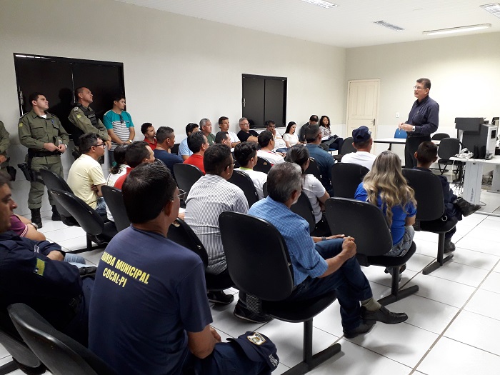 Imagem de pessoas representandos órgãos e promotores do MP em discussão sobre segurança pública e municipalização do trânsito.