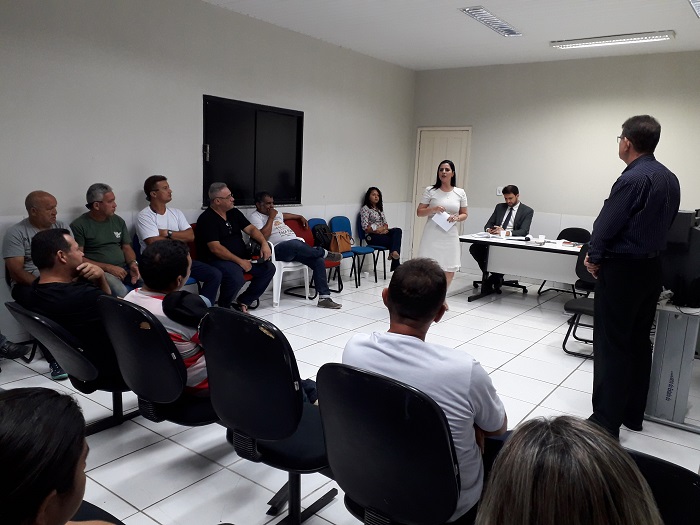 Promotora de justiça e Coordenadora do CACOP, Everângela Barros, durante fala em audiência pública em Cocal sobre segurança pública e municipalização do trânsito.
