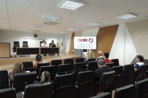 Auditório com representantes da prefeitura e dos movimentos negro.