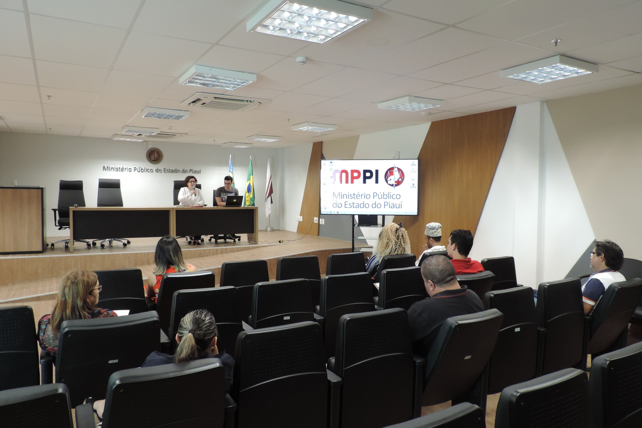 Auditório com representantes da prefeitura e dos movimentos negro.
