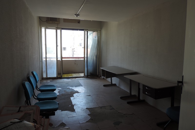 Sala em condições insalubres da Delegacia da Mulher