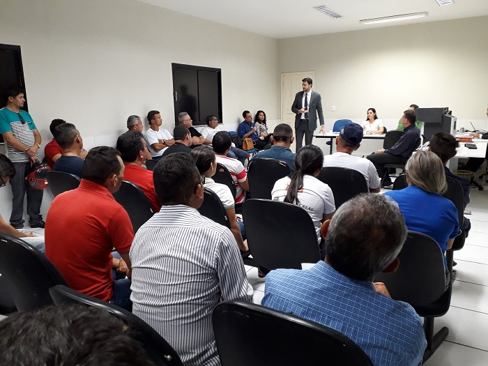 O Promotor de Justiça e Coordenador do CAOCRIM, Sinobilino Pinheiro, em pé na frente dos presentes na audiência durante sua fala.