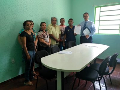 pessoas em pé